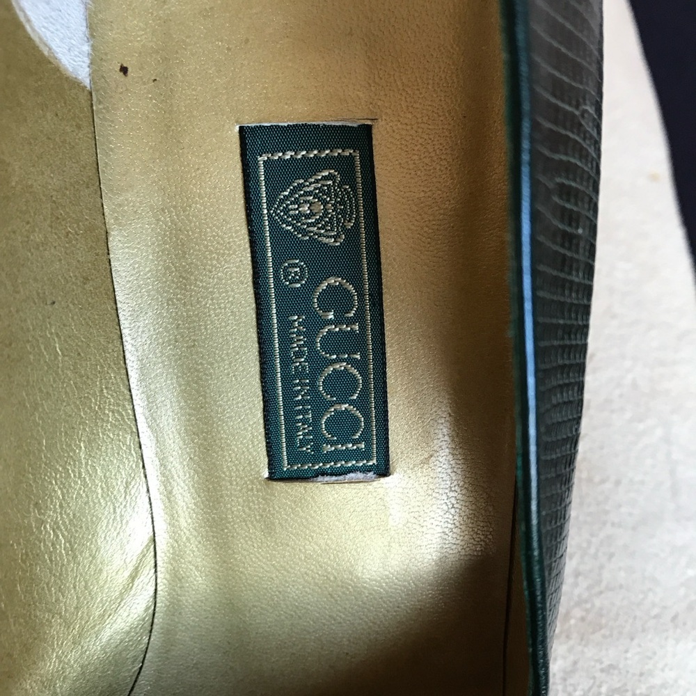 Vintage 1980s Gucci pumps. Size 38B. Dark green embossed leather. - Picture 4 of 13